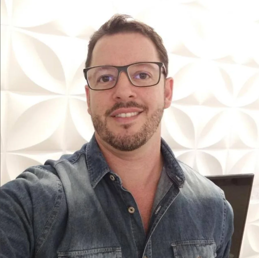 Depoimento sobre terapia online destacando fortalecimento da autoestima, superação da procrastinação e mais autoconhecimento no trabalho.