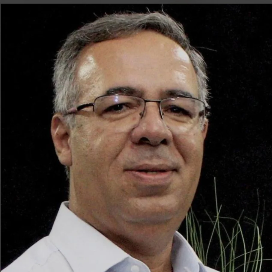 Depoimento sobre terapia online ressaltando como o autoconhecimento, a empatia e a revisão de crenças ajudam na clareza e confiança para tomar decisões.